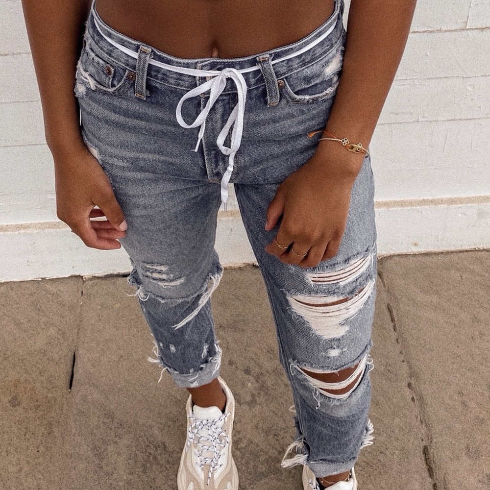 DISTRESSED MOM STRAIGHT LEG JEANS